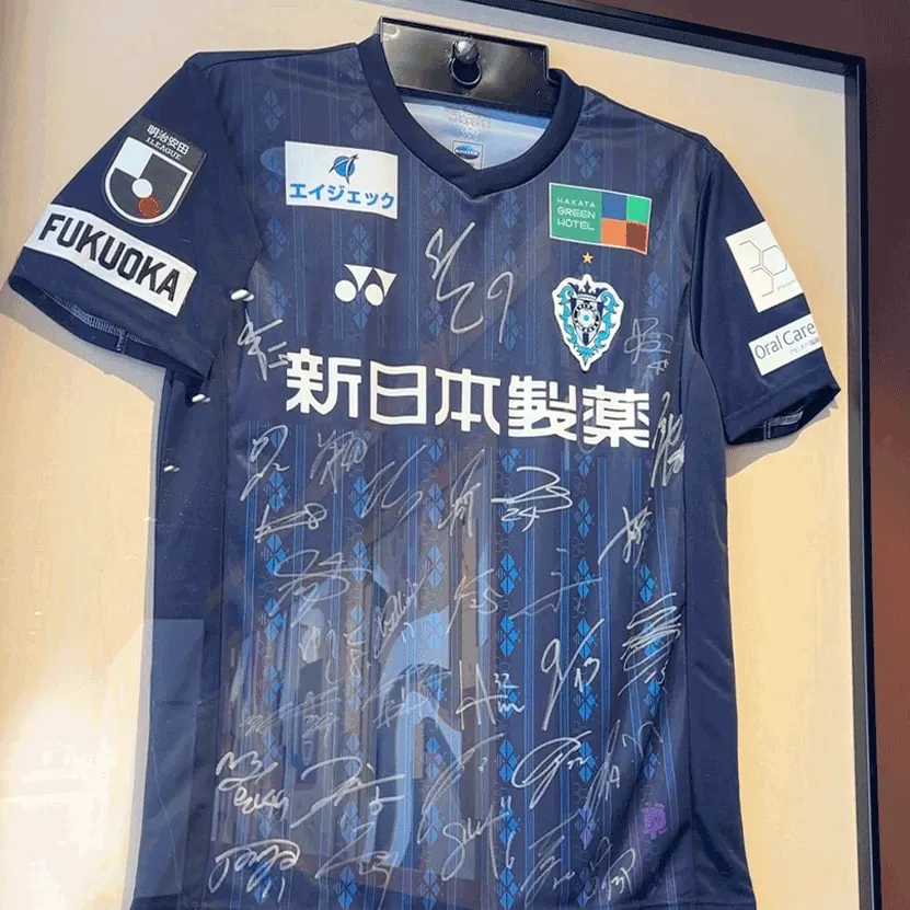選手たちのサイン入りユニフォームを展示