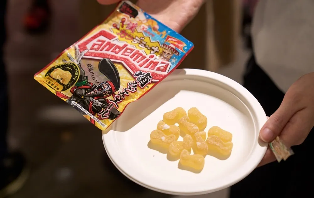 カンデミーナグミ噛みごたエールの試食の様子その1