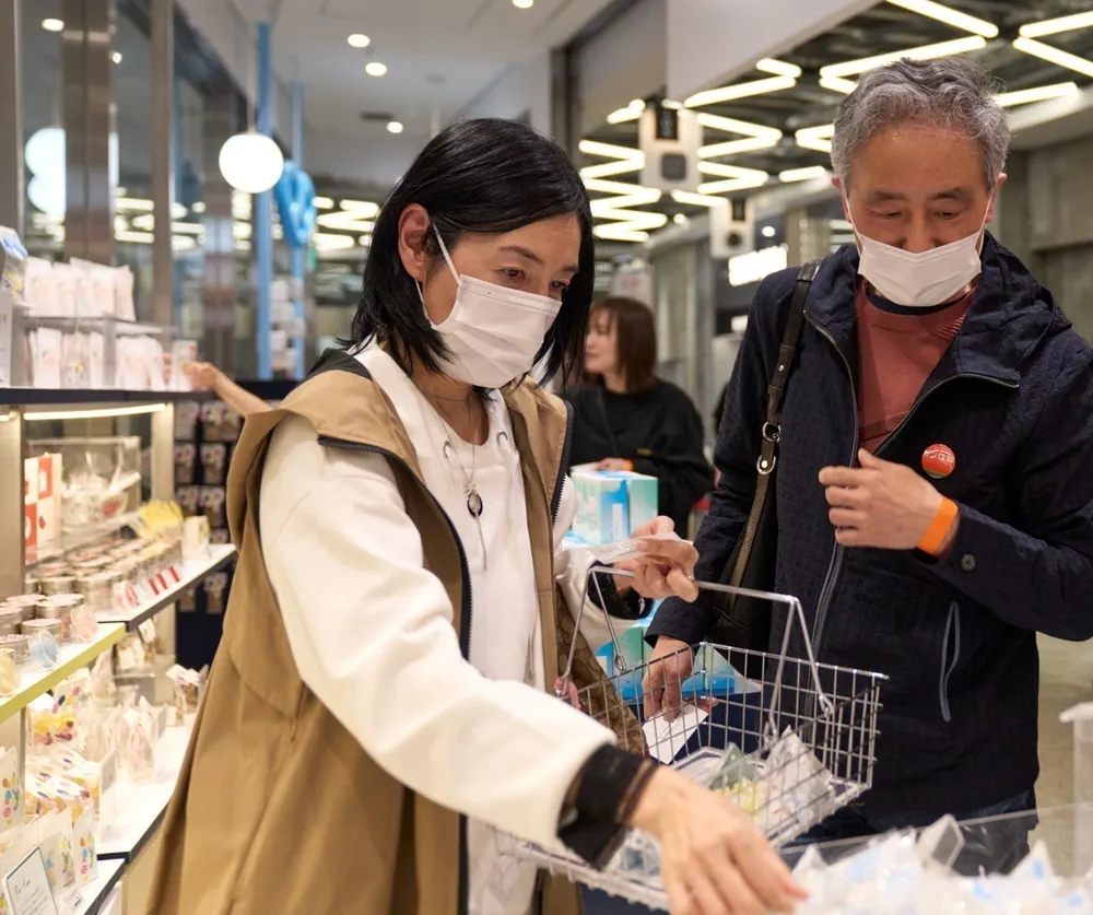 商品を手に取る様子