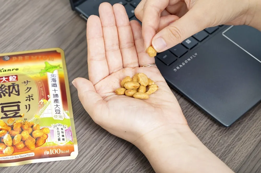 スナックを手に取る様子