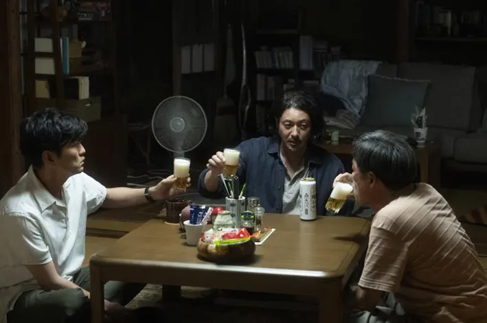 テーブルで食事をしている人達

AI によって生成されたコンテンツは間違っている可能性があります。