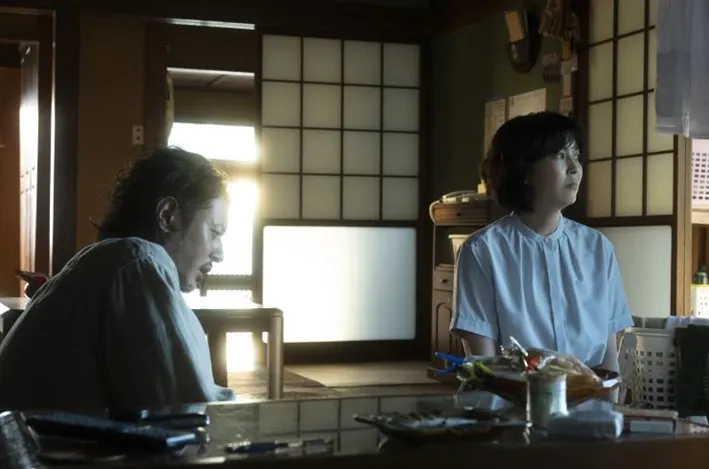 机の上のパソコンと女性

AI によって生成されたコンテンツは間違っている可能性があります。