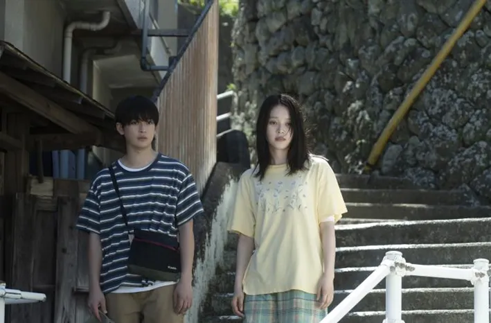 フェンスの前に立っている男女

AI によって生成されたコンテンツは間違っている可能性があります。