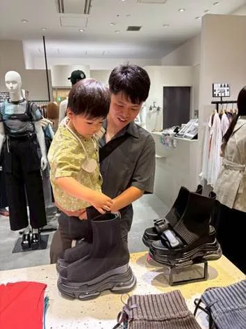 屋内, 若い, 子供, 少年 が含まれている画像

AI 生成コンテンツは誤りを含む可能性があります。