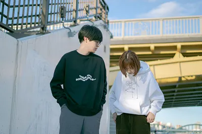 パーカーを着た人