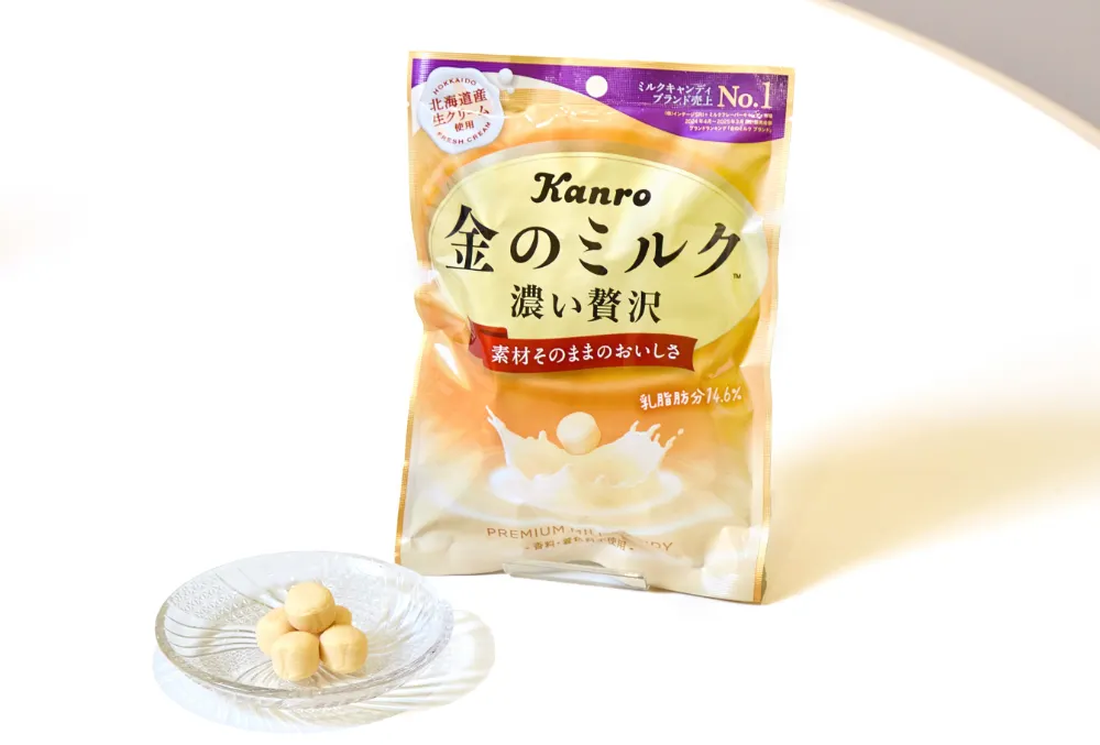 金のミルクのパッケージとキャンディの写真