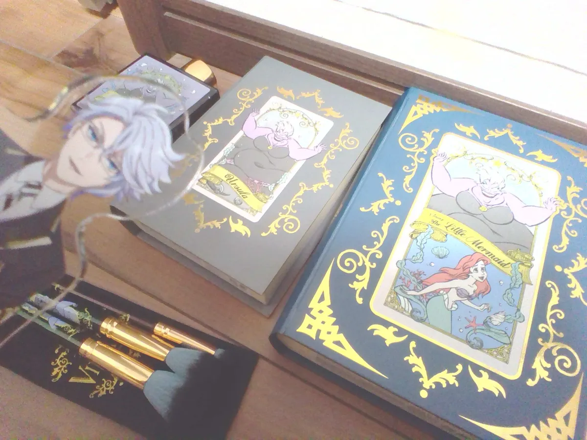 推し(アースラモチーフ)のアクスタと一緒に撮影📷️