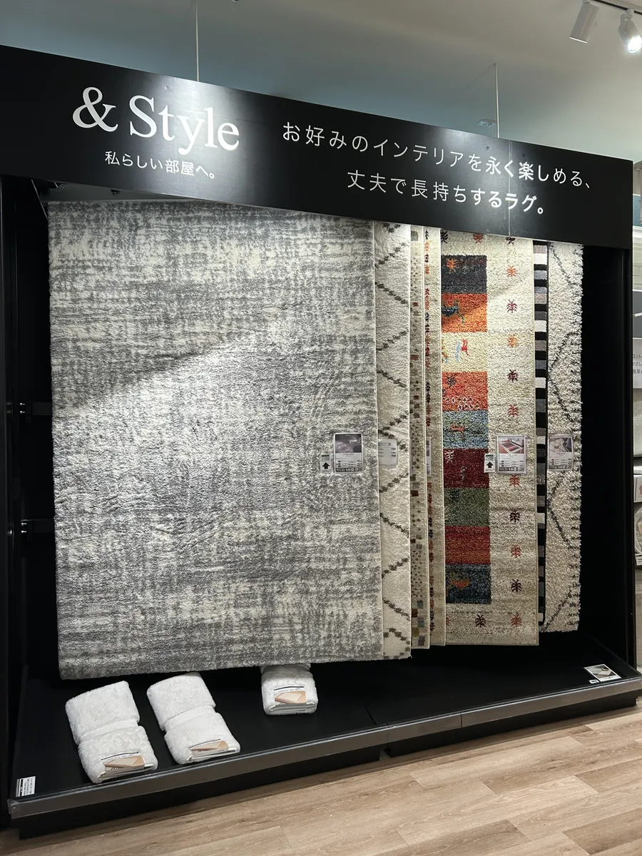 ラグも吊り下げ展示しちゃう