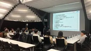 会議室に集まる人々

AI 生成コンテンツは誤りを含む可能性があります。