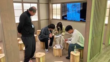 屋内, 人, 立つ, 窓 が含まれている画像

AI 生成コンテンツは誤りを含む可能性があります。