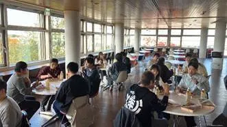 レストランのテーブルに座っている人たち

AI 生成コンテンツは誤りを含む可能性があります。