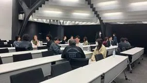 屋内, テーブル, 天井, 男 が含まれている画像

AI 生成コンテンツは誤りを含む可能性があります。