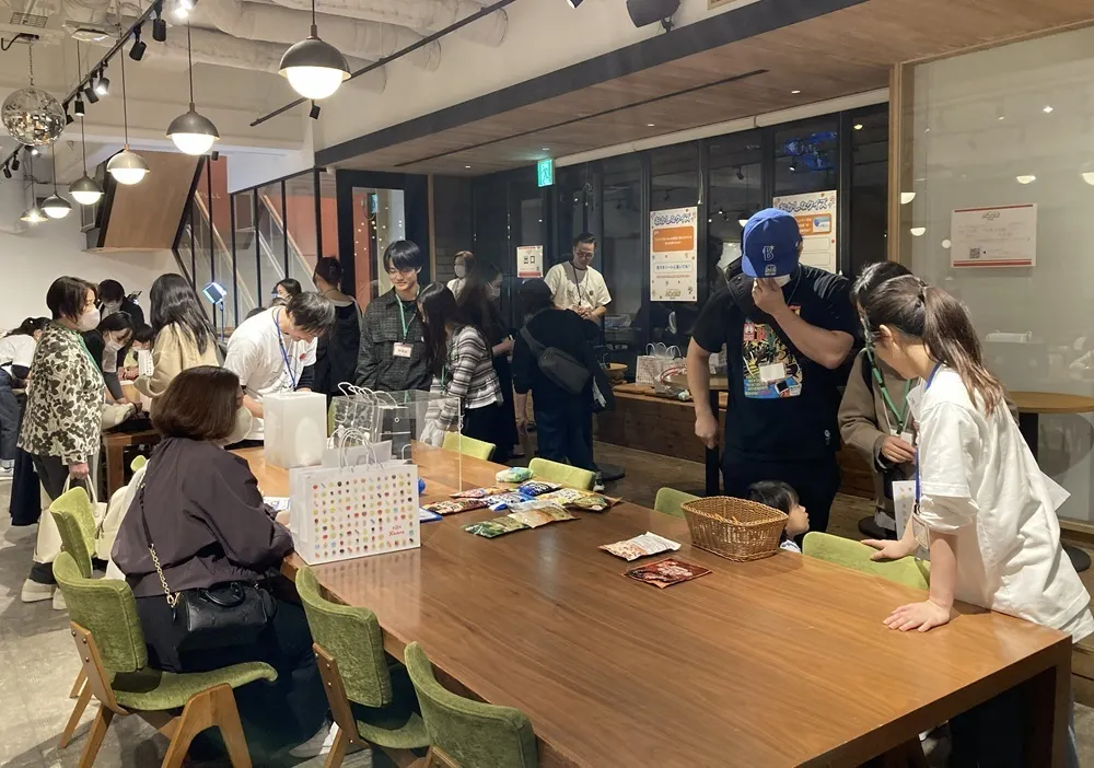 お客さまとカンロスタッフの交流の様子