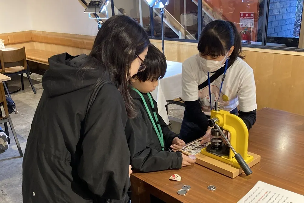 缶バッジをつくる様子