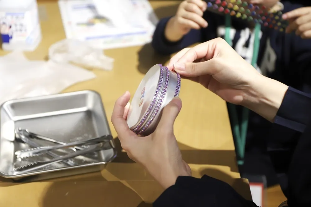 缶にデコレーションする様子