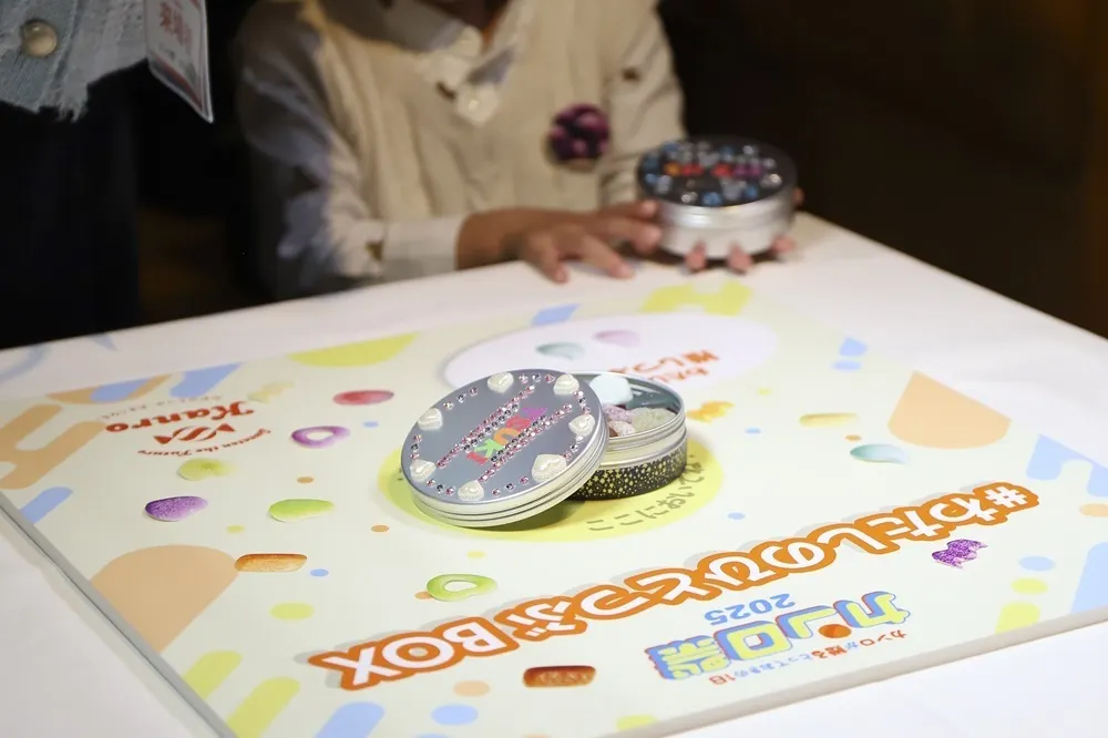 フォトスポットで記念撮影する様子