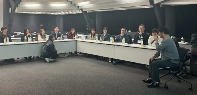 屋内, 天井, 人, 民衆 が含まれている画像
AI 生成コンテンツは誤りを含む可能性があります。