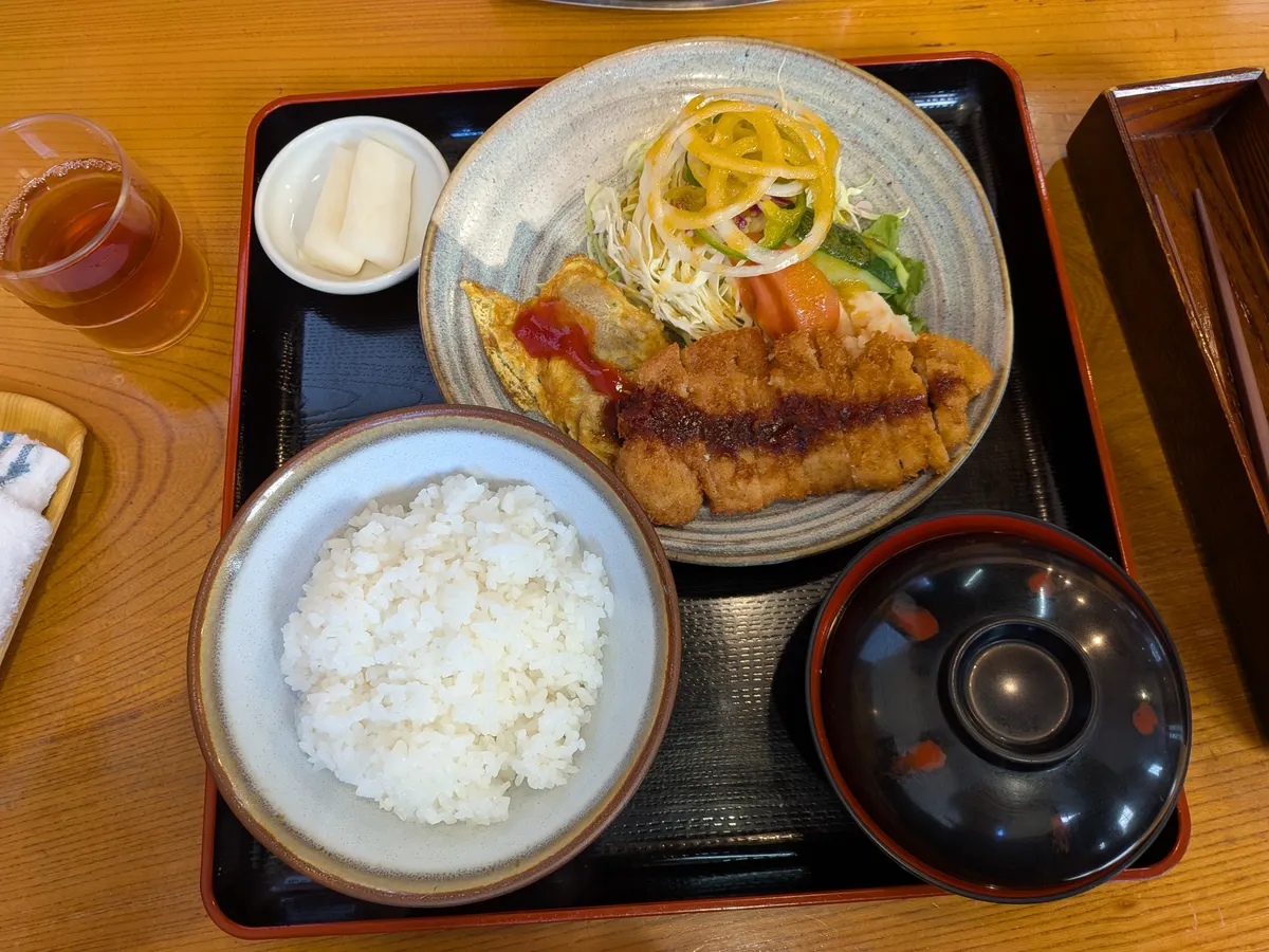 日替わり定食のカキのピカタとトンカツ