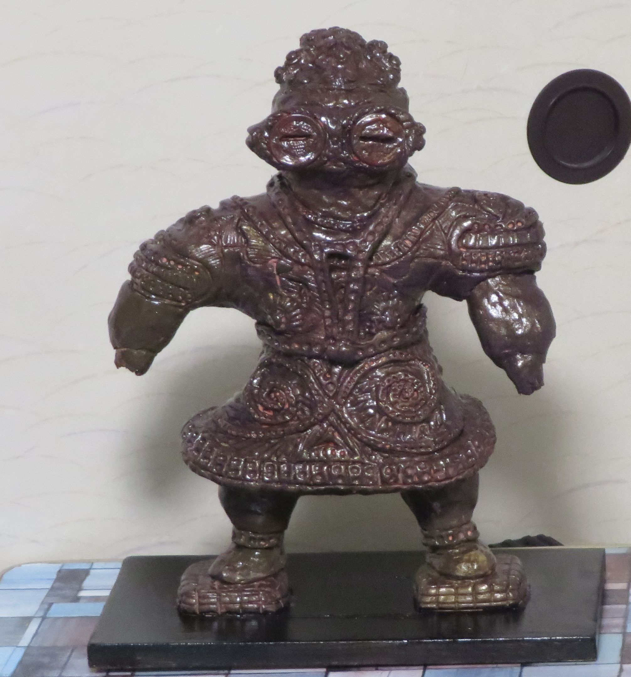 遮光器土偶　素焼き土偶インテリア 素焼き調ねんどで遮光器土偶づくり | DAISOの輪